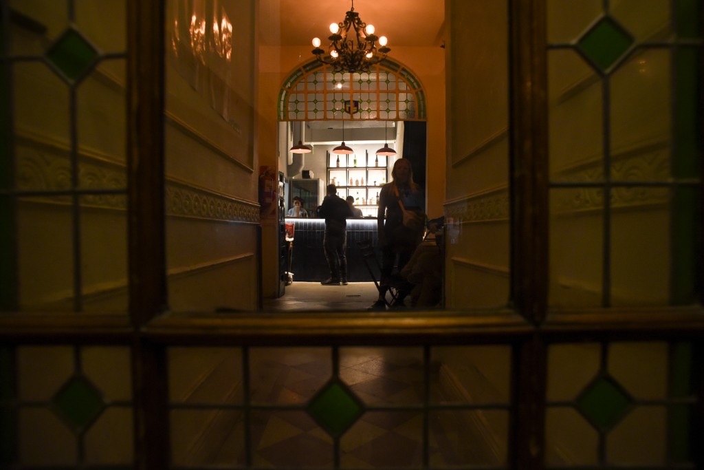 Interior del bar CCNU visto desde la ventana